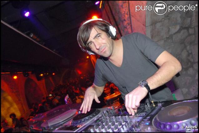 Monsieur  Hit Machine  a changé son piano contre un Ukulélé. Aujourd'hui Pierre Mathieu a choisi son camp en boîte de nuit : ce sera derrière les platines, sinon rien !