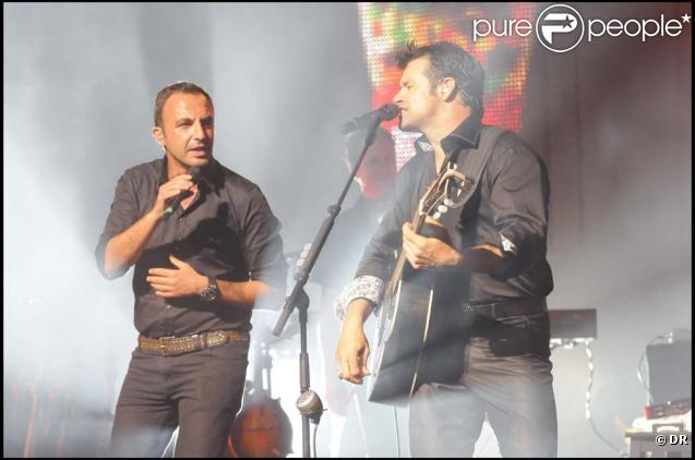 Nikos Aliagas, en plein concert avec Roch Voisine. La musique, c'est la passion de Nikos, et pas seulement à travers la Star Academy ! L'animateur a même enregistré un album.