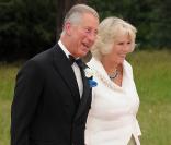 Le Prince Charles et Camilla Parker-Bowles, dans les jardins de Kensington, à Londres, à l'occasion d'une représentation de Peter Pan, pour venir en aide à la Foundation for Children and The Arts, le 17 juin 2009 !