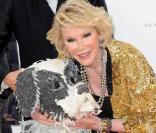 Joan Rivers et Woofy, dans les jardins de Kensington, à Londres, à l'occasion d'une représentation de Peter Pan, pour venir en aide à la Foundation for Children and The Arts, le 17 juin 2009 !