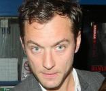 Jude Law à la sortie du Wyndham theatre à Londres le 18 juin 2009