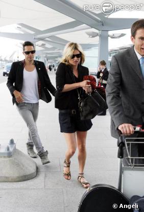 Kate Moss et Jamie Hince arrivent au Terminal 5 de l'aéroport de Londres le 16 juin 2009
