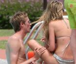Peter Crouch, joueur de football de Portsmouth, est en vacances avec sa petite amie Abbey Clancy à Porto Cervo en Sardaigne le 22 juin 2009