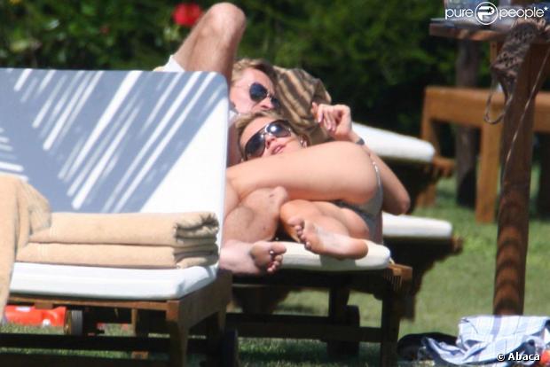 Peter Crouch, joueur de football de Portsmouth, est en vacances avec sa petite amie Abbey Clancy à Porto Cervo en Sardaigne le 22 juin 2009