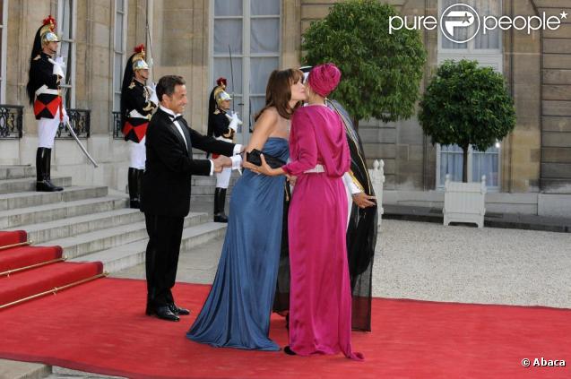 Carla Bruni et Nicolas Sarkozy reçoivent l'Emir du Qatar et son épouse pour un dîner d'Etat. 22 juin 2009.