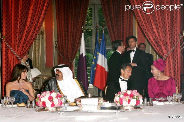Carla Bruni et Nicolas Sarkozy reçoivent l'Emir du Qatar et son épouse pour un dîner d'Etat. 22 juin 2009.
