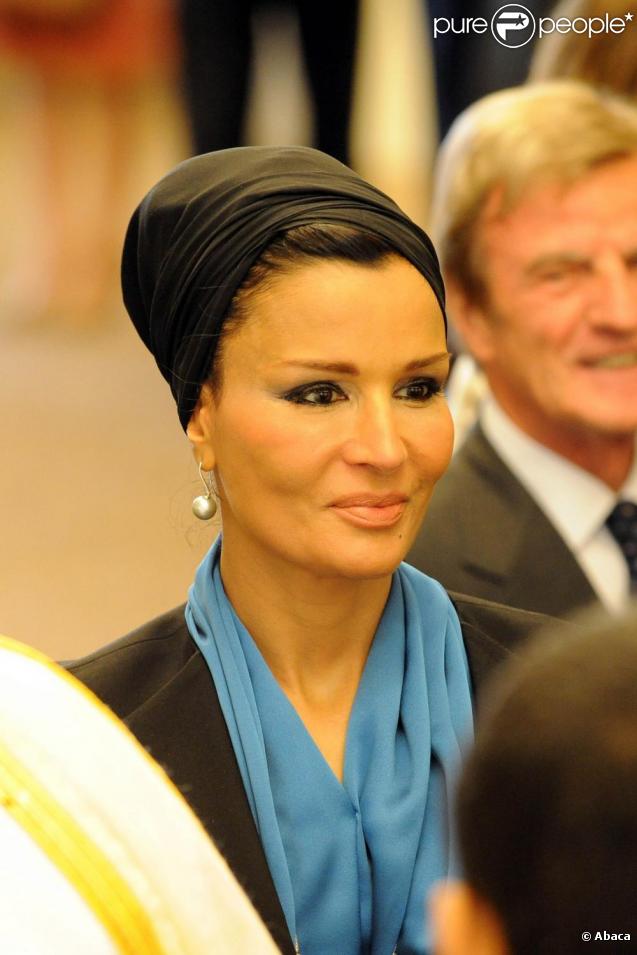 Carla Bruni et Nicolas Sarkozy reçoivent l'Emir du Qatar et son épouse en France. Voici l'arrivée du couple. 22 juin 2009.