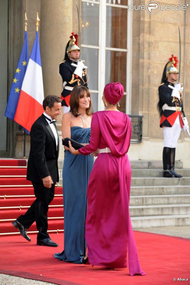 Carla Bruni et Nicolas Sarkozy reçoivent l'Emir du Qatar et son épouse pour un dîner d'Etat. 22 juin 2009.
