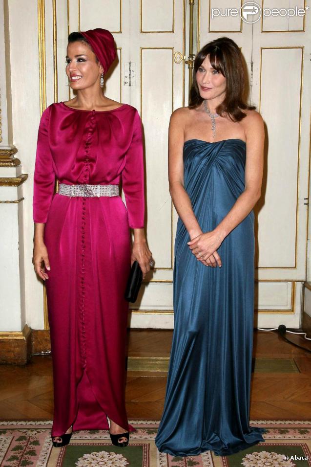 Carla Bruni et Nicolas Sarkozy reçoivent l'Emir du Qatar et son épouse pour un dîner d'Etat. 22 juin 2009.