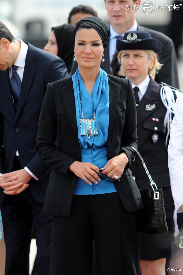 Carla Bruni et Nicolas Sarkozy reçoivent l'Emir du Qatar et son épouse en France. Voici l'arrivée du couple. 22 juin 2009.
