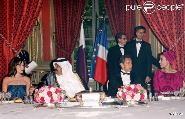 Carla Bruni et Nicolas Sarkozy reçoivent l'Emir du Qatar et son épouse pour un dîner d'Etat. 22 juin 2009.