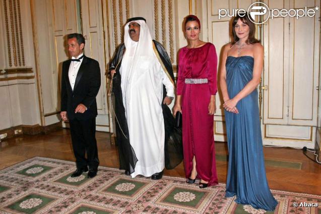 Carla Bruni et Nicolas Sarkozy reçoivent l'Emir du Qatar et son épouse pour un dîner d'Etat. 22 juin 2009.