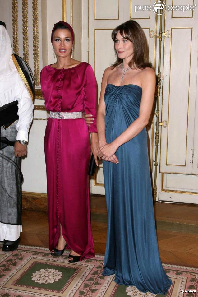Carla Bruni et Nicolas Sarkozy reçoivent l'Emir du Qatar et son épouse pour un dîner d'Etat. 22 juin 2009.