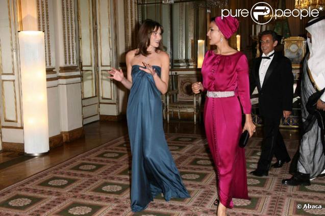 Carla Bruni et Nicolas Sarkozy reçoivent l'Emir du Qatar et son épouse pour un dîner d'Etat. 22 juin 2009.