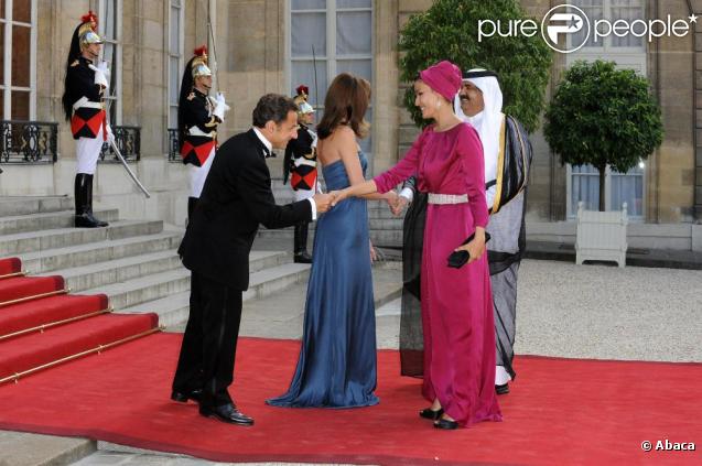 Carla Bruni et Nicolas Sarkozy reçoivent l'Emir du Qatar et son épouse pour un dîner d'Etat. 22 juin 2009.