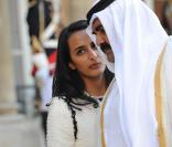 Carla Bruni et Nicolas Sarkozy reçoivent l'Emir du Qatar et son épouse en France, il est aussi accompagné de sa fille. Voici l'arrivée du couple. 22 juin 2009.