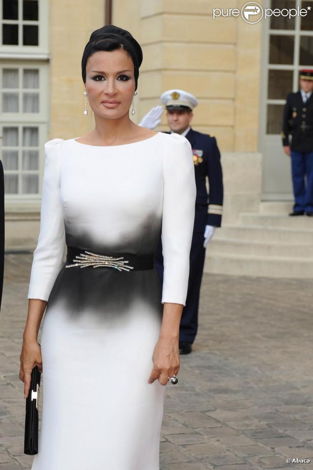 Cheikha Mozah Bint Nasser Al-Missned et l'émir du Qatar sont reçus à Matignon par François Fillon et son épouse. 23/06/09 