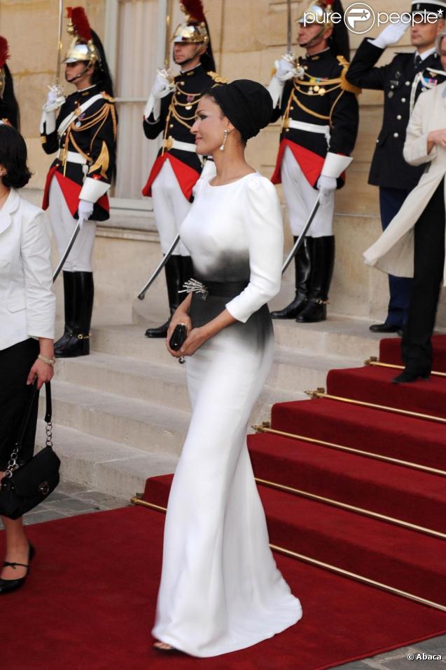 Cheikha Mozah Bint Nasser Al-Missned et l'émir du Qatar sont reçus à Matignon par François Fillon et son épouse. 23/06/09 