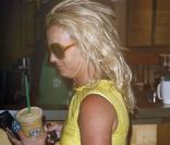 Britney Spears fait du shopping à L.A, avec un ami. 26/06/09