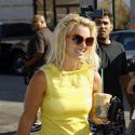 Britney Spears, touchée par la mort de Michael Jackson, fait face avec courage... et adopte la "yellow attitude" !