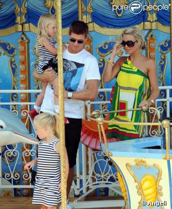 Steven Gerrard, sa femme Alex, et leurs deux adorables petites filles passent d'agréables vacances en Algarve, au Portugal. Les mamans du couple sont à leurs côtés.