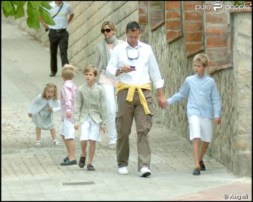 Cristina d'Espagne, son époux Iñaki Urdangarin et leurs enfants Juan, Pablo, Miguel et Irene, à Barcelone.  