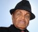 Regardez Joe Jackson, le père de Michael, fouler le tapis rouge hier soir pour son fils disparu...