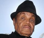 Joe Jackson hier soir aux BET Awards pour rendre hommage à son fils décédé Michael Jackson.