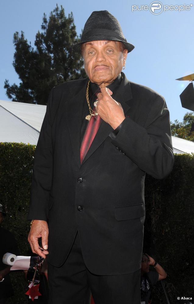 Joe Jackson hier soir aux BET Awards pour rendre hommage à son fils décédé Michael Jackson.