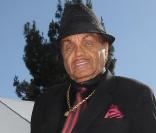 Joe Jackson hier soir aux BET Awards pour rendre hommage à son fils décédé Michael Jackson.