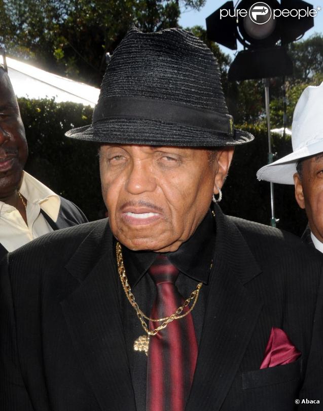 Joe Jackson hier soir aux BET Awards pour rendre hommage à son fils décédé Michael Jackson.