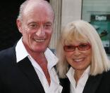 Mireille Darc et son mari Pascal Desprez hier au gala pour l'aide aux enfants réfugiés à Paris