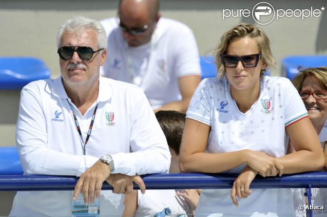 Federica Pellegrini et Alberto Castagnetti (coach de Luca Marin) soutiennent Luca, qui est en train de nager lors des jeux méditerranéens à Pescara (28 juin 2009)