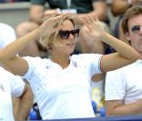 Federica Pellegrini soutient Luca, qui est en train de nager lors des jeux méditerranéens à Pescara (28 juin 2009)