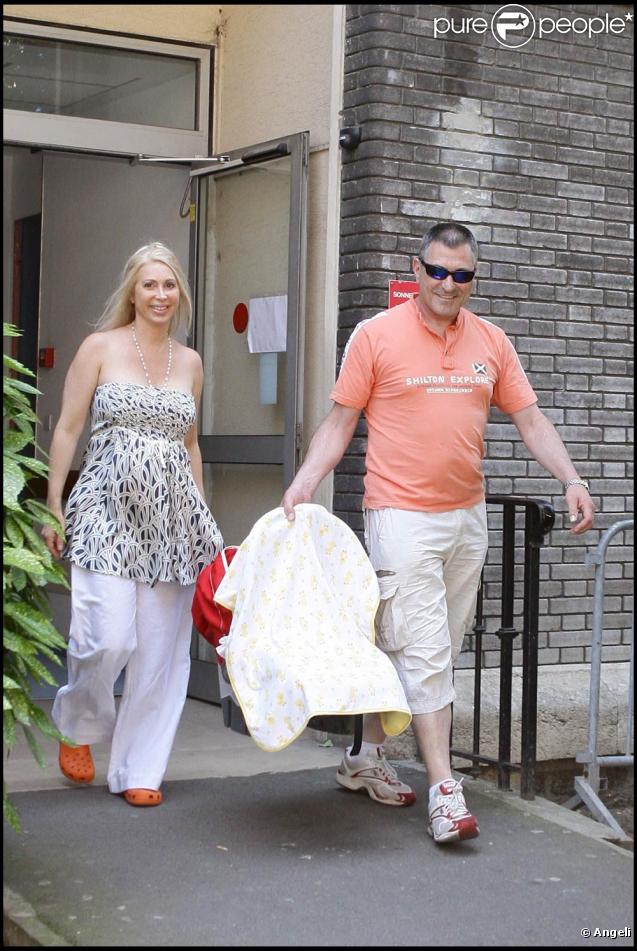 Jean-Marie Bigard sort de l'hôpital de La Salpêtrière (Paris) avec son petit Sasha, devant un parterre de paparazzis ! (30 juin 2009)