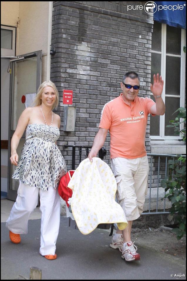 Jean-Marie Bigard sort de l'hôpital de La Salpêtrière (Paris) avec son petit Sasha, devant un parterre de paparazzis ! (30 juin 2009)