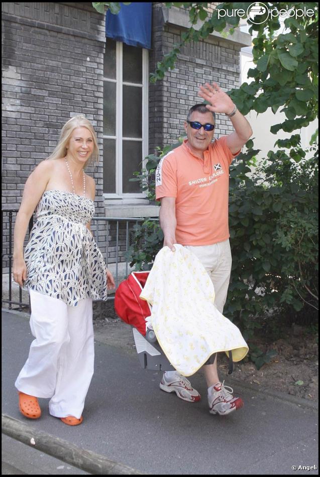 Jean-Marie Bigard sort de l'hôpital de La Salpêtrière (Paris) avec son petit Sacha, devant un parterre de paparazzis ! (30 juin 2009)