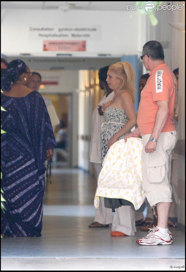 Jean-Marie Bigard sort de l'hôpital de La Salpêtrière (Paris) avec son petit Sacha, devant un parterre de paparazzis ! (30 juin 2009)