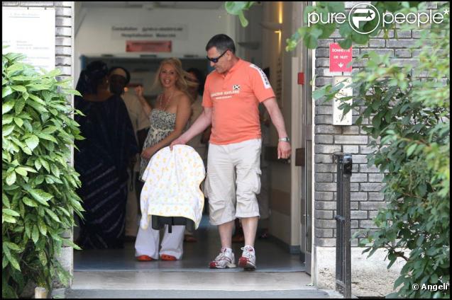 Jean-Marie Bigard sort de l'hôpital de La Salpêtrière (Paris) avec son petit Sacha, devant un parterre de paparazzis ! (30 juin 2009)