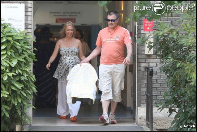 Jean-Marie Bigard sort de l'hôpital de La Salpêtrière (Paris) avec son petit Sacha, devant un parterre de paparazzis ! (30 juin 2009)