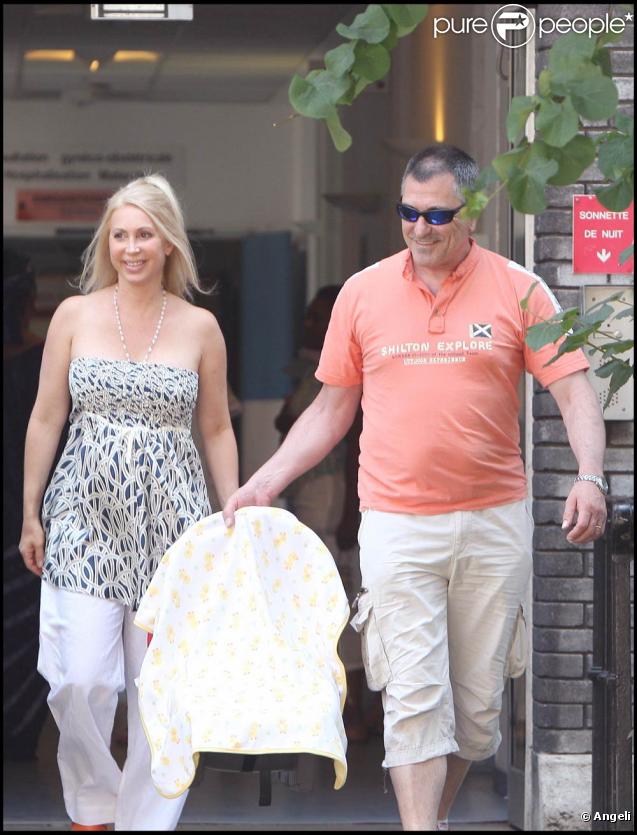 Jean-Marie Bigard sort de l'hôpital de La Salpêtrière (Paris) avec son petit Sacha, devant un parterre de paparazzis ! (30 juin 2009)
