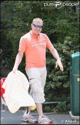 Jean-Marie Bigard sort de l'hôpital de La Salpêtrière (Paris) avec son petit Sacha, devant un parterre de paparazzis ! (30 juin 2009)