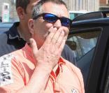 Jean-Marie Bigard sort de l'hôpital Salpêtrière (Paris) avec son petit Sasha, devant un parterre de paparazzis ! (30 juin 2009)