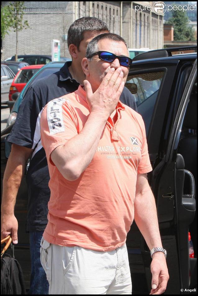 Jean-Marie Bigard sort de l'hôpital Salpêtrière (Paris) avec son petit Sasha, devant un parterre de paparazzis ! (30 juin 2009)
