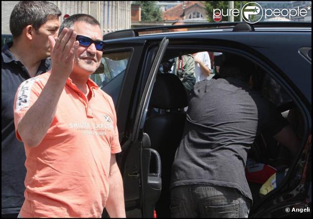 Jean-Marie Bigard sort de l'hôpital Salpêtrière (Paris) avec son petit Sasha, devant un parterre de paparazzis ! (30 juin 2009)