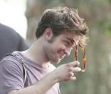 Robert Pattinson sur le tournage de Remember Me à New York le 30 juin 2009