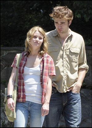 Robert Pattinson et Emilie de Ravin sur le tournage de Remember Me à New York le 30 juin 2009