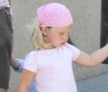 Cristina d'Espagne récupérant sa fille Irene après l'école à Barcelone le 1er juillet 2009