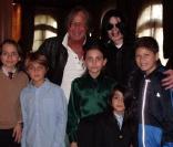Michael Jackson avec ses enfants, son ami Mohamed Hadid et ses propres enfants en novembre 2008