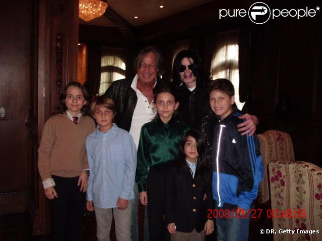 Michael Jackson avec ses enfants, son ami Mohamed Hadid et ses propres enfants en novembre 2008